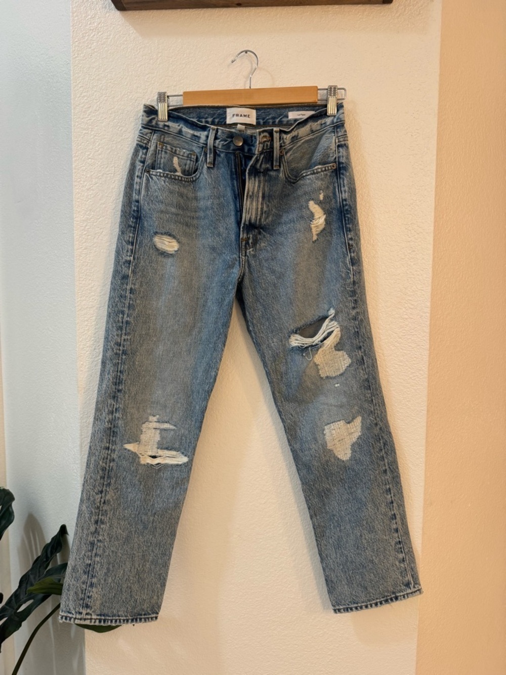 Frame Le Piper Jeans in Light Wash Cropped Straight Leg Distressed